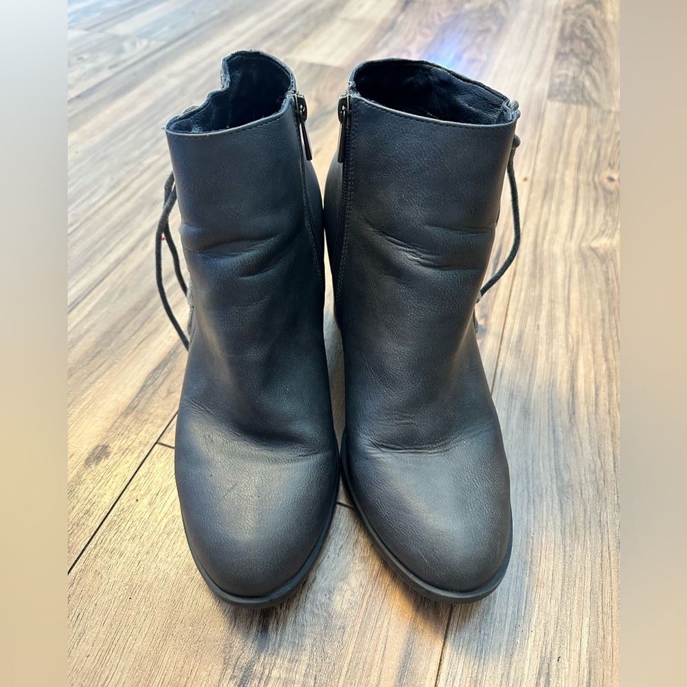 TOETOS
TOETOS Women's Mid Chunky Heel Ankle Boots size 11